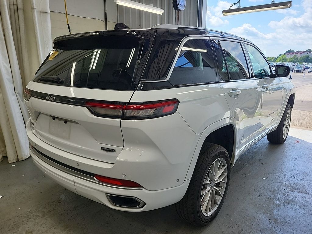 2022 Jeep Grand Cherokee Summit photo 2