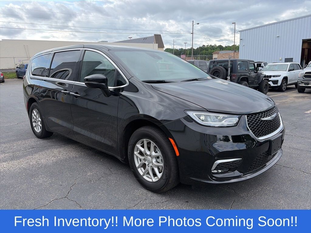 Used 2026 Chrysler Pacifica Select Van Passenger Van