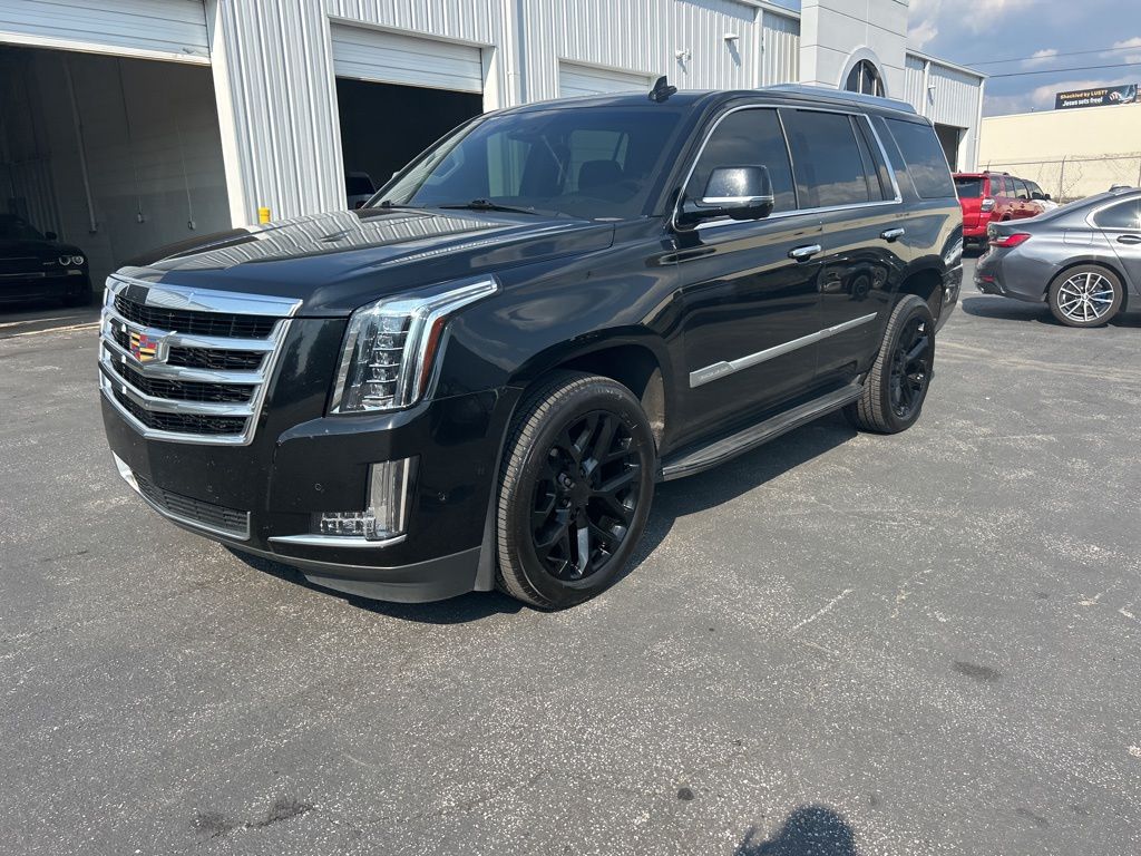 2019 Cadillac Escalade Luxury photo 3