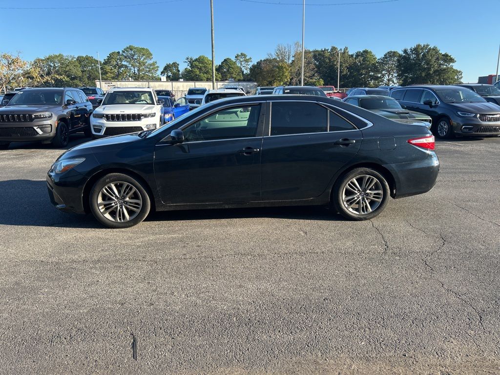 2016 Toyota Camry SE photo 3