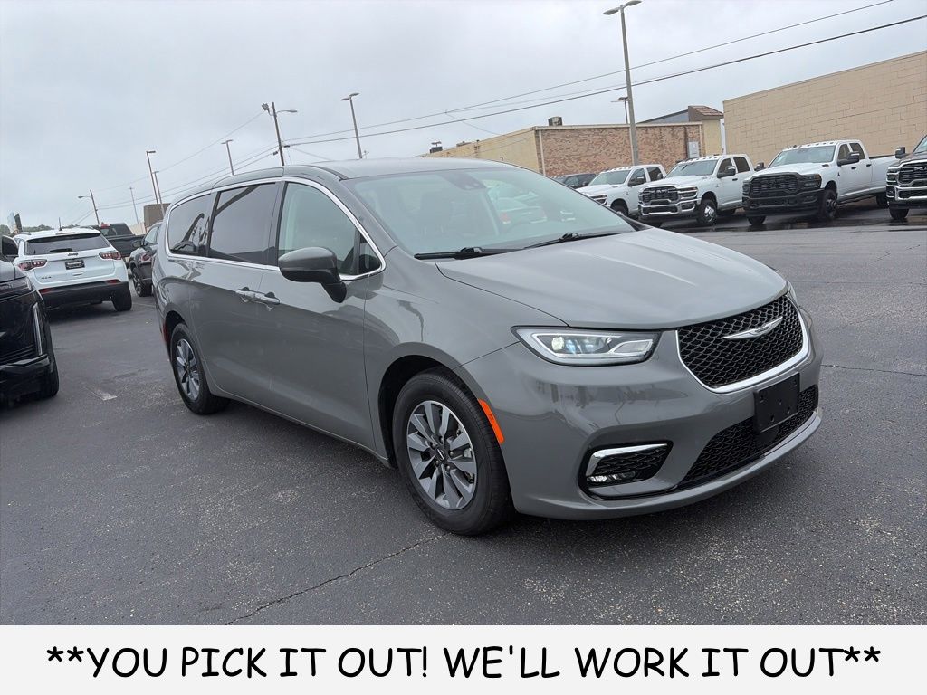 2023 Chrysler Pacifica Hybrid Touring L Hybrid's photo