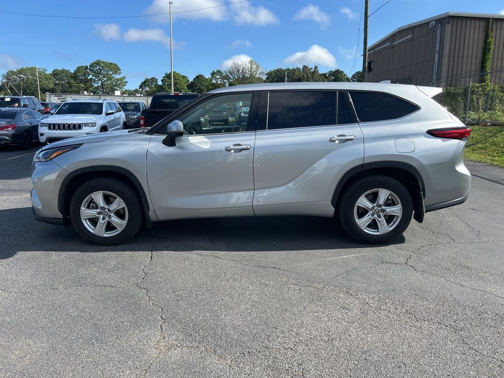 2021 Toyota Highlander LE photo 4