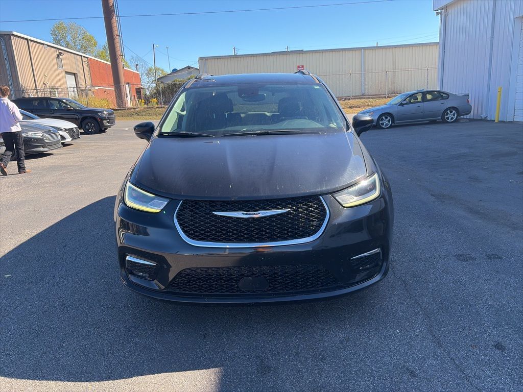 2022 Chrysler Pacifica Touring L photo 2
