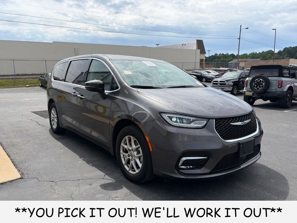 2023 Chrysler Pacifica Touring L's photo
