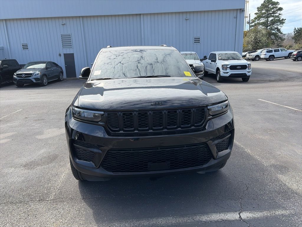 Used 2025 Jeep Grand Cherokee Laredo SUV