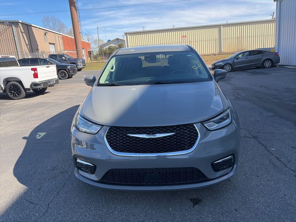 2022 Chrysler Pacifica Hybrid Touring L photo 2
