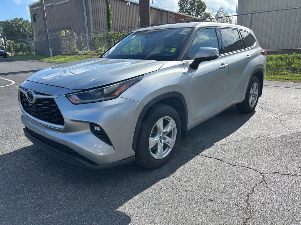 2021 Toyota Highlander LE photo 3