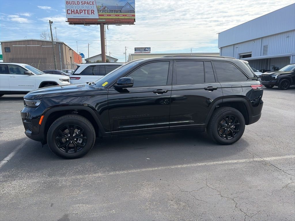 Used 2025 Jeep Grand Cherokee Laredo SUV