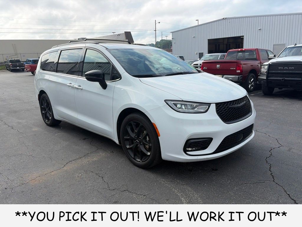 2025 Chrysler Pacifica Limited's photo