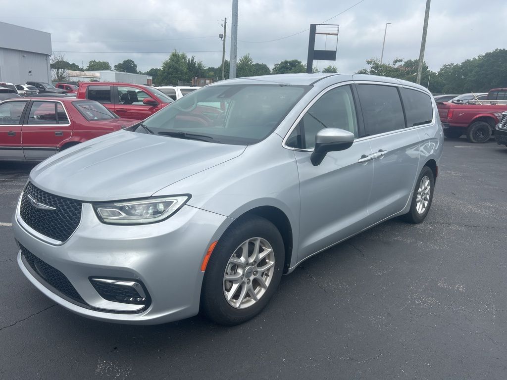 2023 Chrysler Pacifica Touring L photo 3