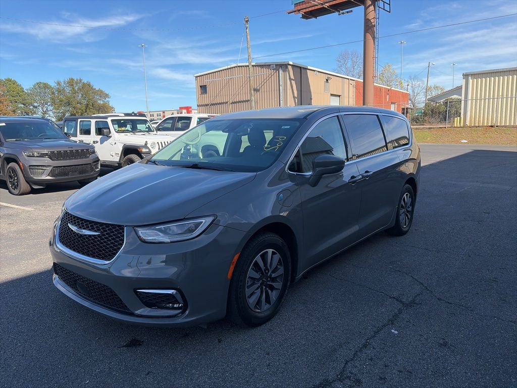 2022 Chrysler Pacifica Hybrid Touring L photo 3