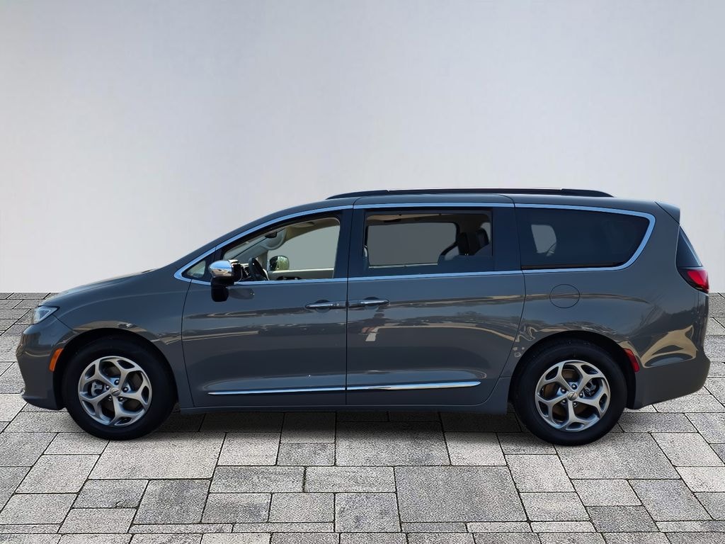 Used 2023 Chrysler Pacifica Limited Minivan/Van