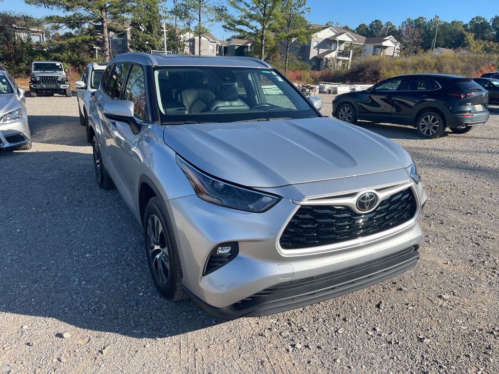 2022 Toyota Highlander XLE photo 2