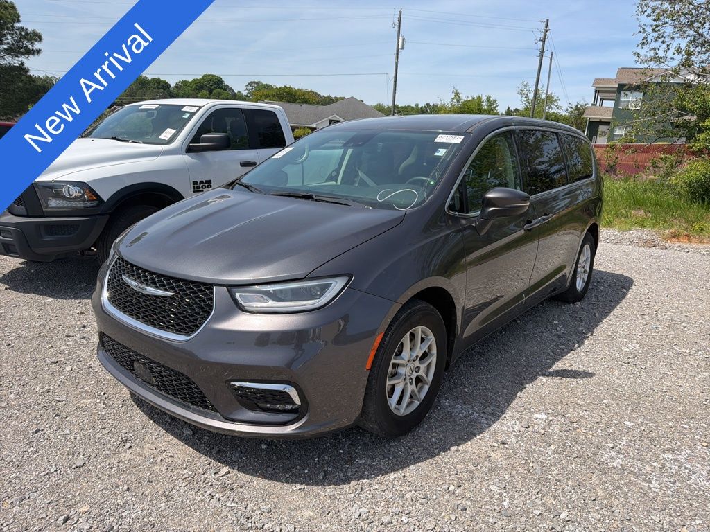 2023 Chrysler Pacifica Touring L's photo