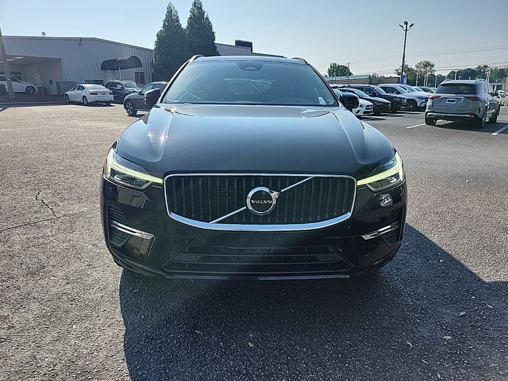 2022 Volvo XC60 B5 Momentum photo 2