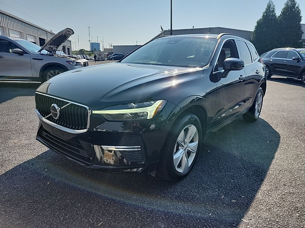 2022 Volvo XC60 B5 Momentum photo 3