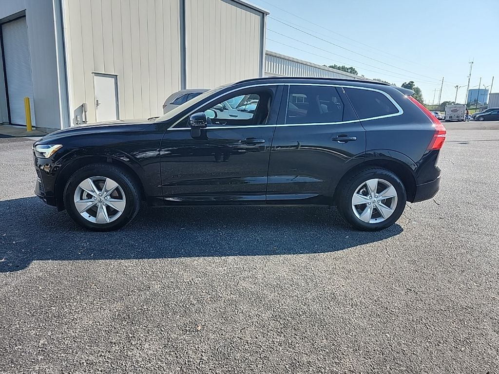 2022 Volvo XC60 B5 Momentum photo 4