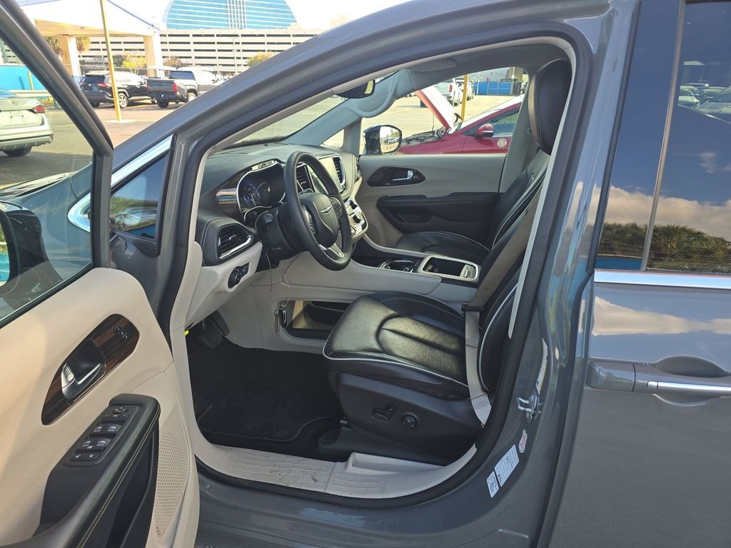 Used 2023 Chrysler Pacifica Limited Minivan/Van