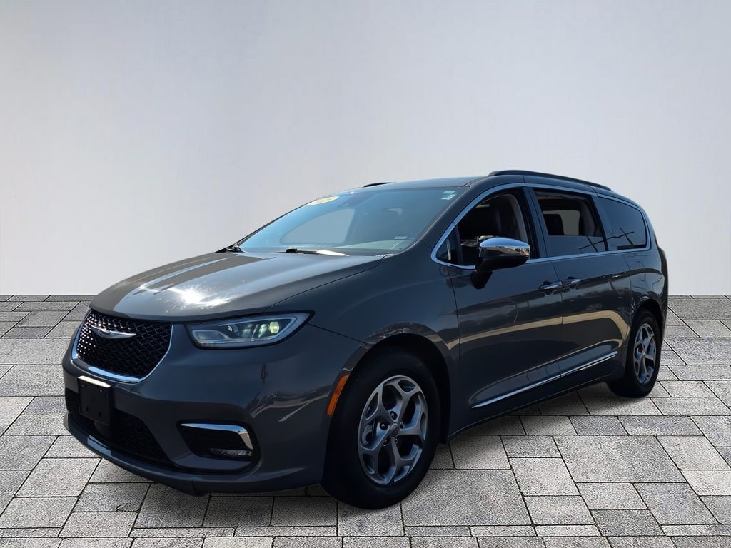 Used 2023 Chrysler Pacifica Limited Minivan/Van