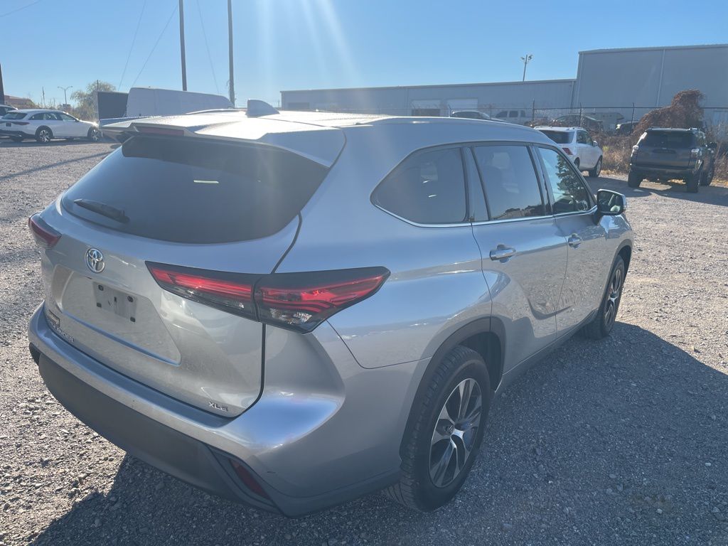 2022 Toyota Highlander XLE photo 3
