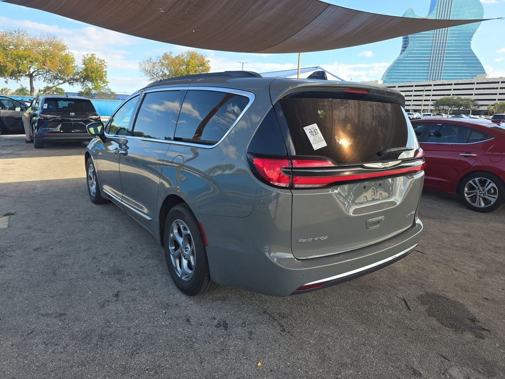 Used 2023 Chrysler Pacifica Limited Minivan/Van