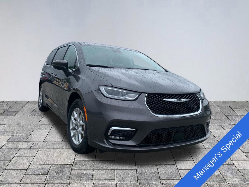 2023 Chrysler Pacifica Touring L's photo