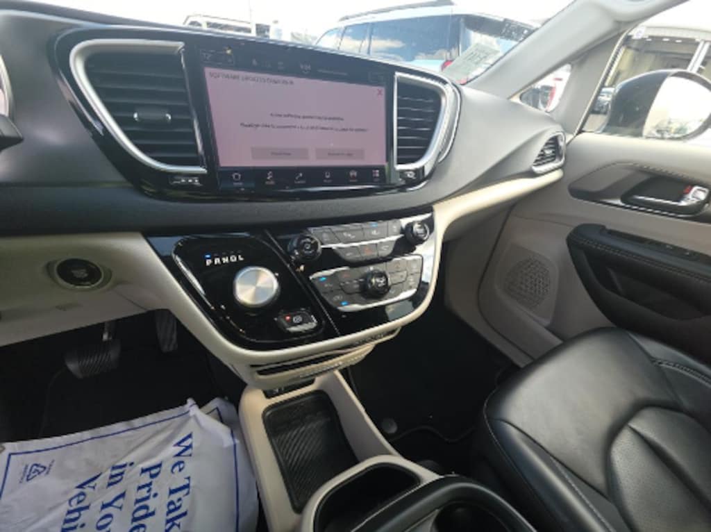 Used 2023 Chrysler Pacifica Touring L Minivan/Van