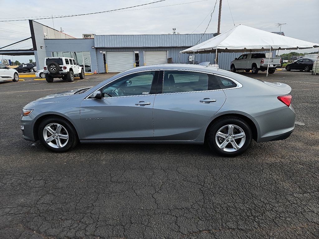 2023 Chevrolet Malibu 1LT photo 2