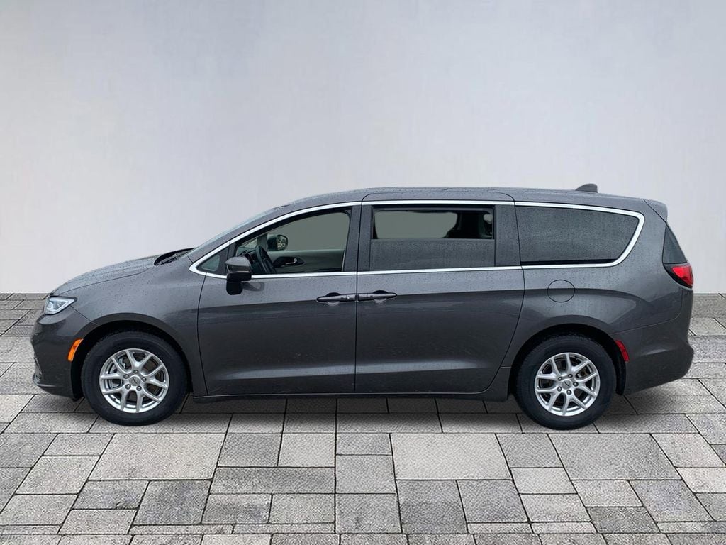 Used 2023 Chrysler Pacifica Touring L Minivan/Van