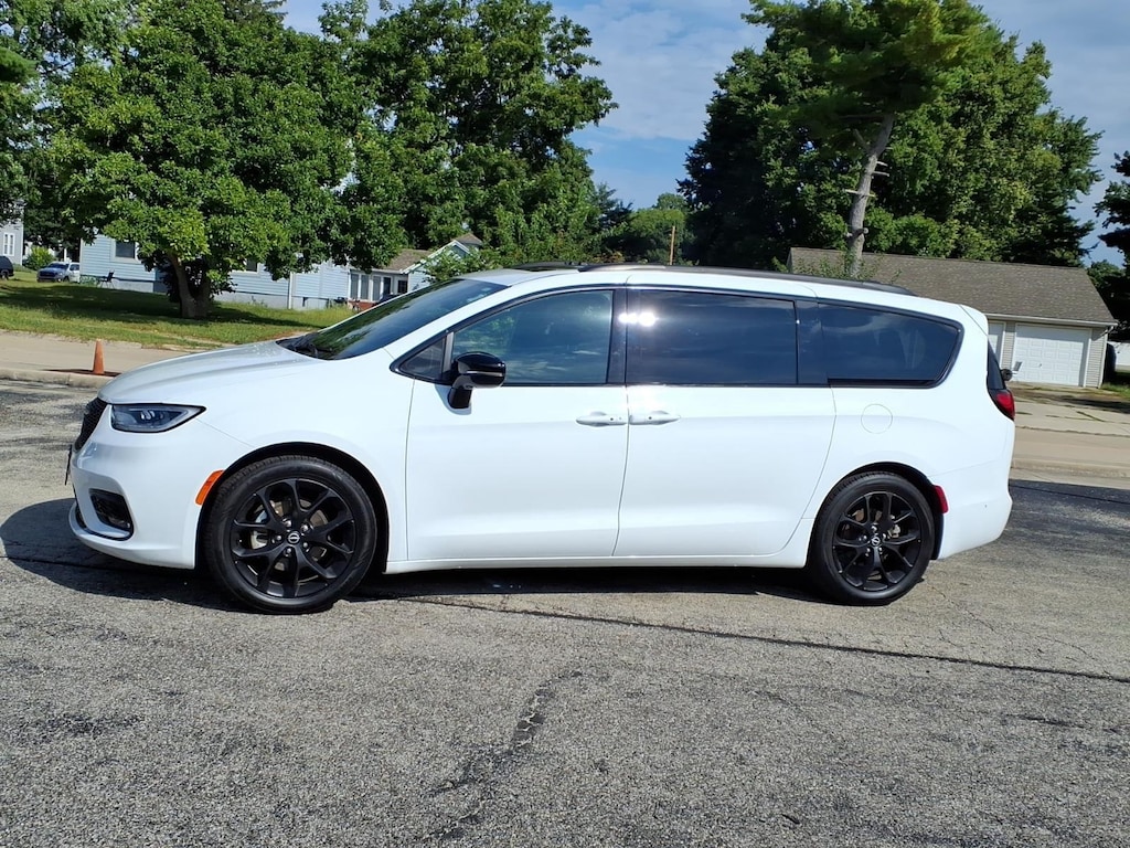 Used 2025 Chrysler Pacifica Limited Van