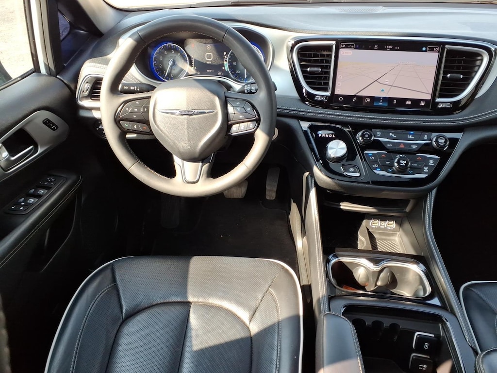 Used 2025 Chrysler Pacifica Limited Van