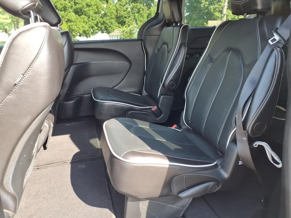 Used 2025 Chrysler Pacifica Limited Van