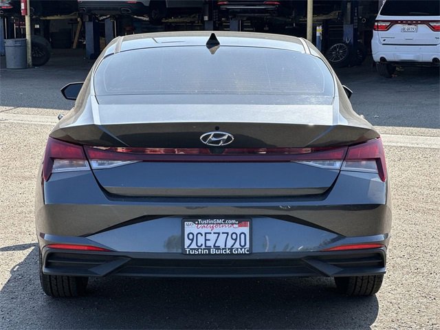 2022 Hyundai Elantra SEL photo 3
