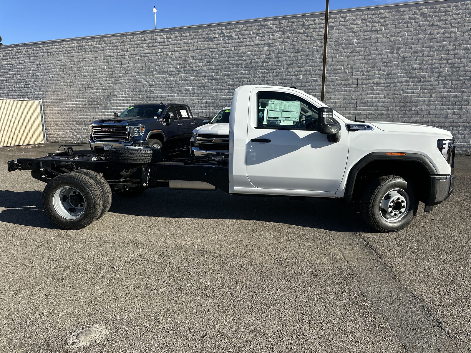 2026 GMC Sierra 3500 Chassis Cab Pro - Photo 37