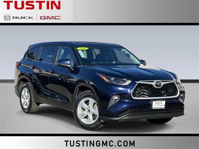 2023 Toyota Highlander LE's photo