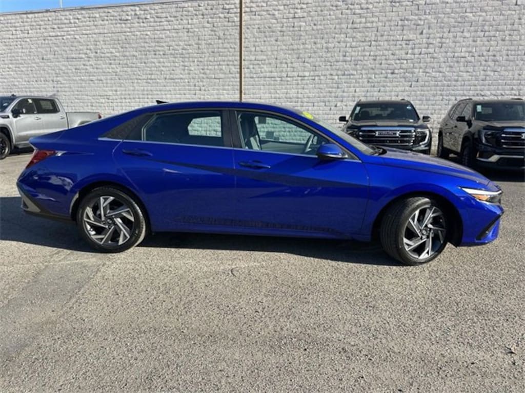 Used 2025 Hyundai Elantra SEL Convenience Sedan