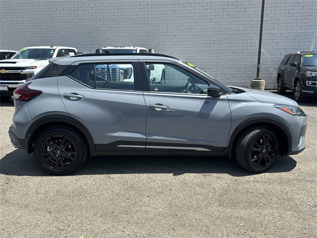 2023 Nissan Kicks SR photo 3