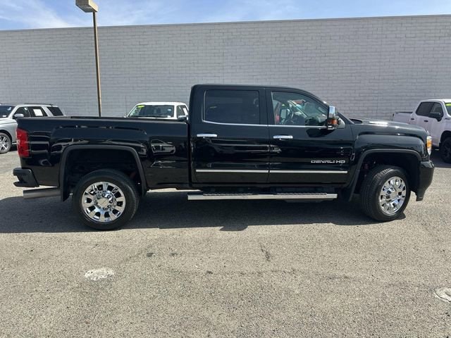 2017 GMC Sierra 2500HD Denali photo 2