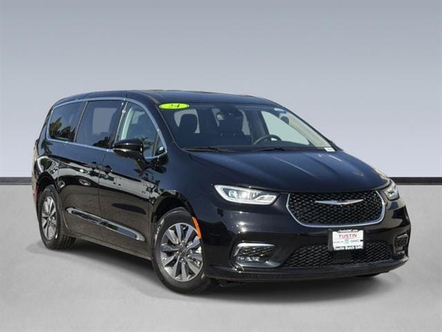 2024 Chrysler Pacifica Hybrid Select PHEV's photo