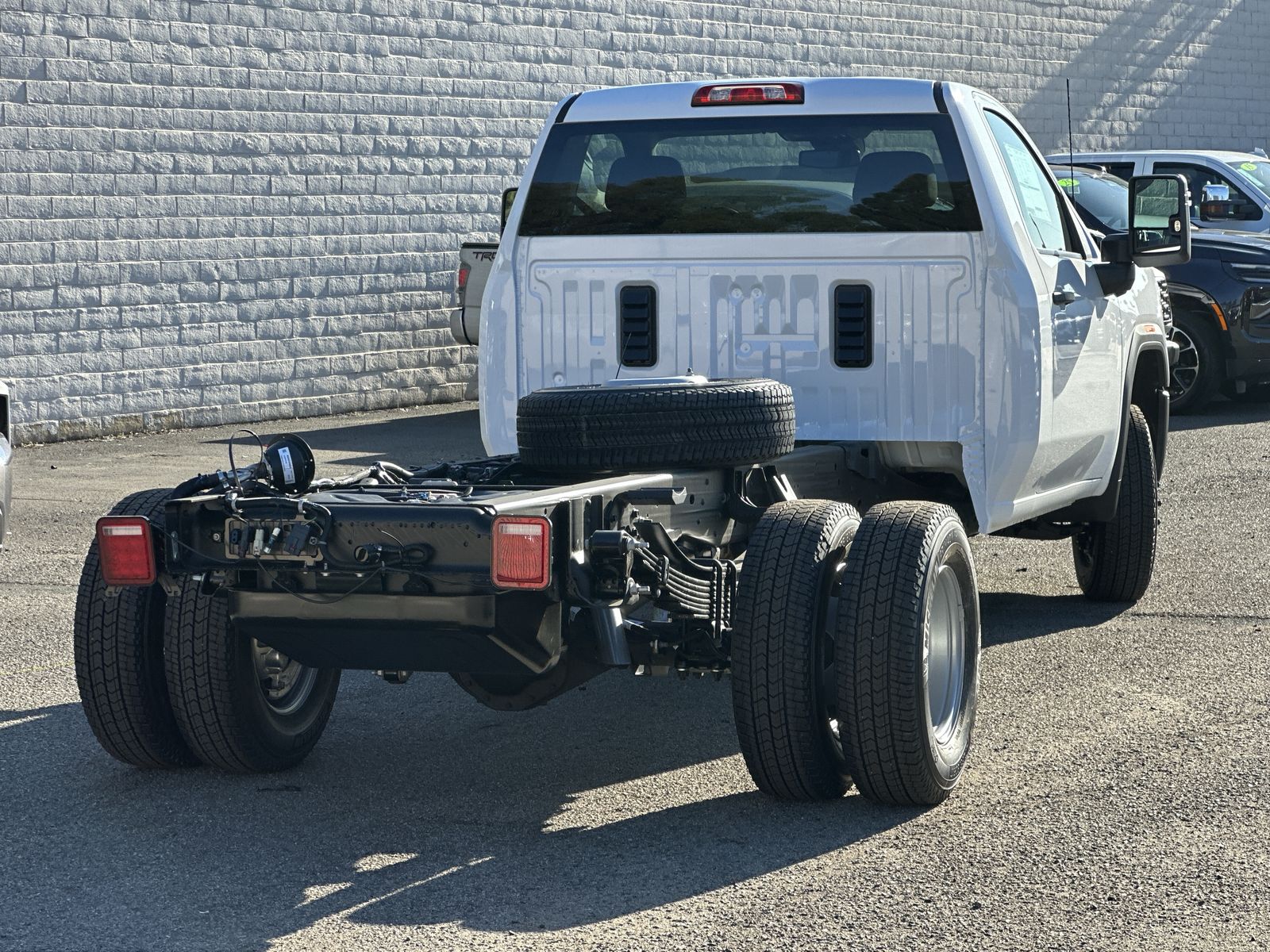 2026 GMC Sierra 3500 Chassis Cab Pro - Photo 38