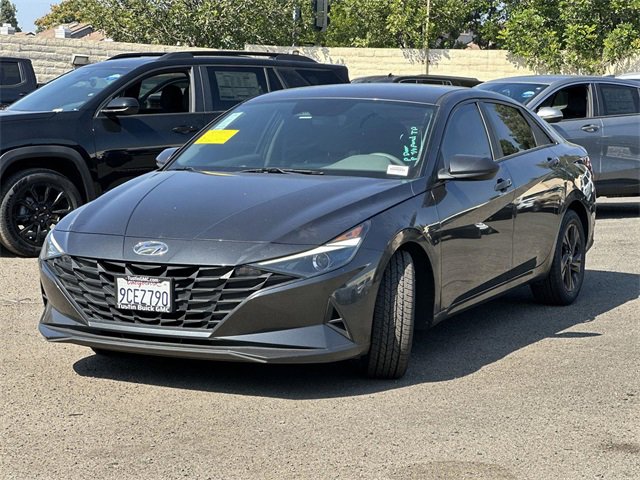 2022 Hyundai Elantra SEL photo 2