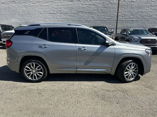 2024 GMC Terrain Denali photo 2