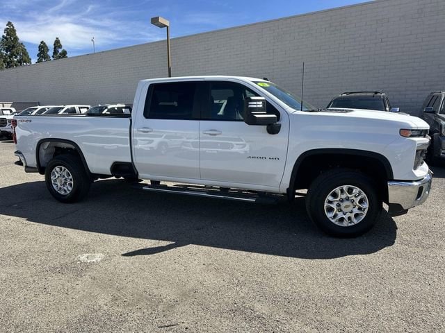 2025 Chevrolet Silverado 3500 HD LT photo 2