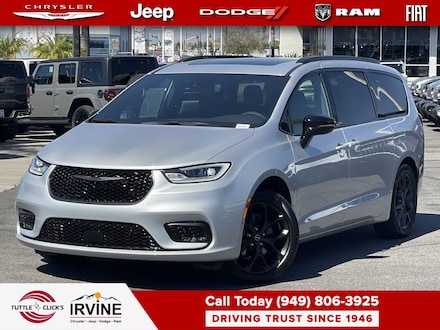 2026 Chrysler Pacifica Limited Van Passenger Van