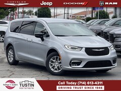 2026 Chrysler Pacifica Select Van Passenger Van