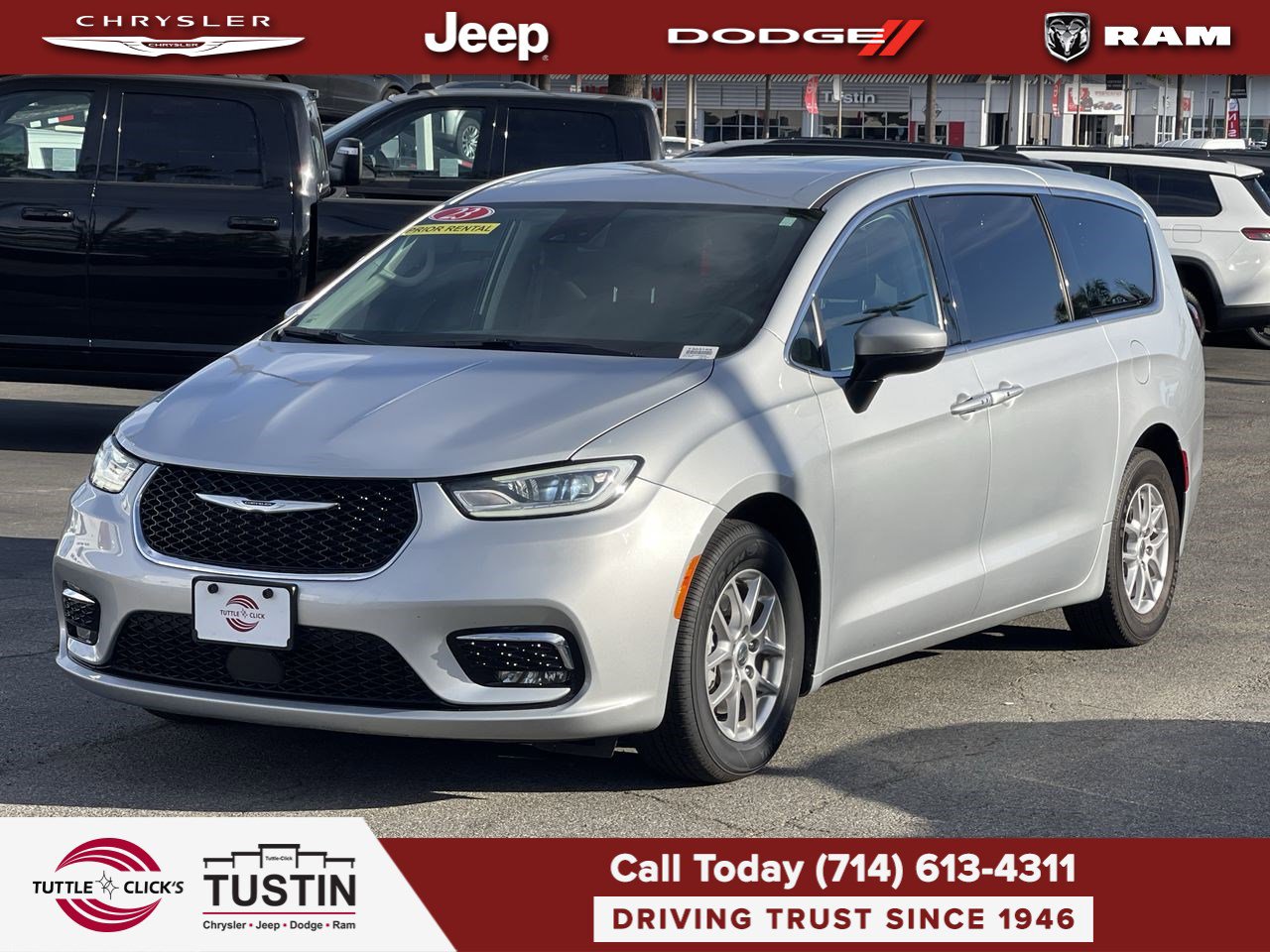 2023 Chrysler Pacifica Touring L photo 2