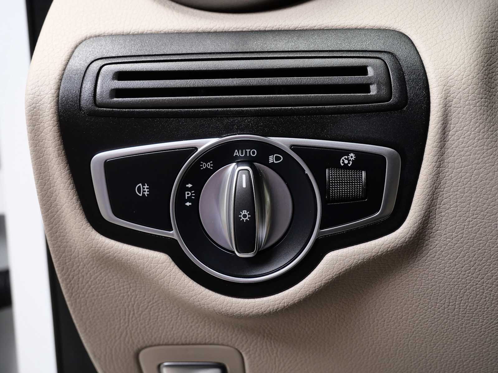 Thumbnail: 2022 Mercedes-Benz GLC - 27