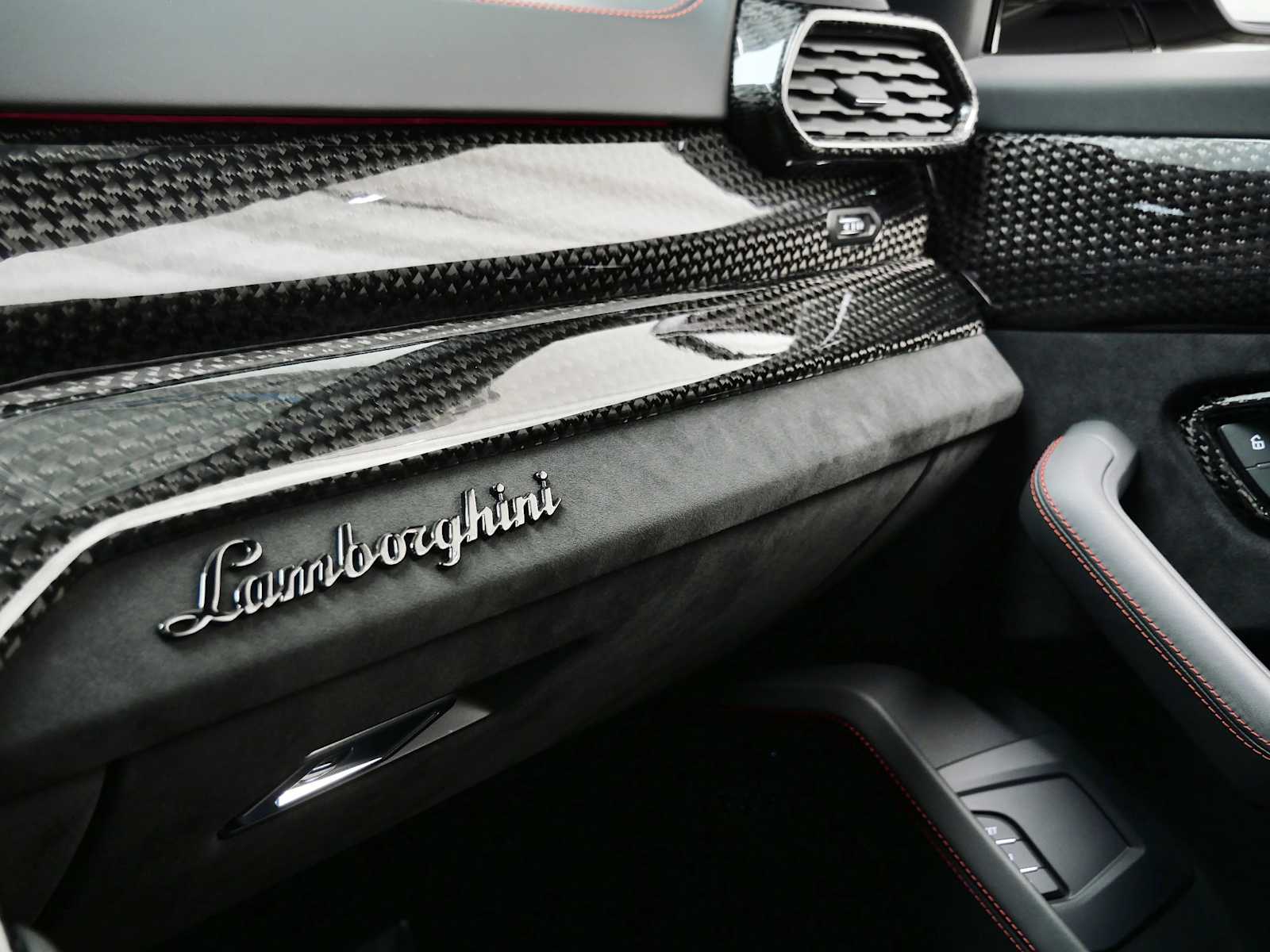 Thumbnail: 2020 Lamborghini Urus - 30