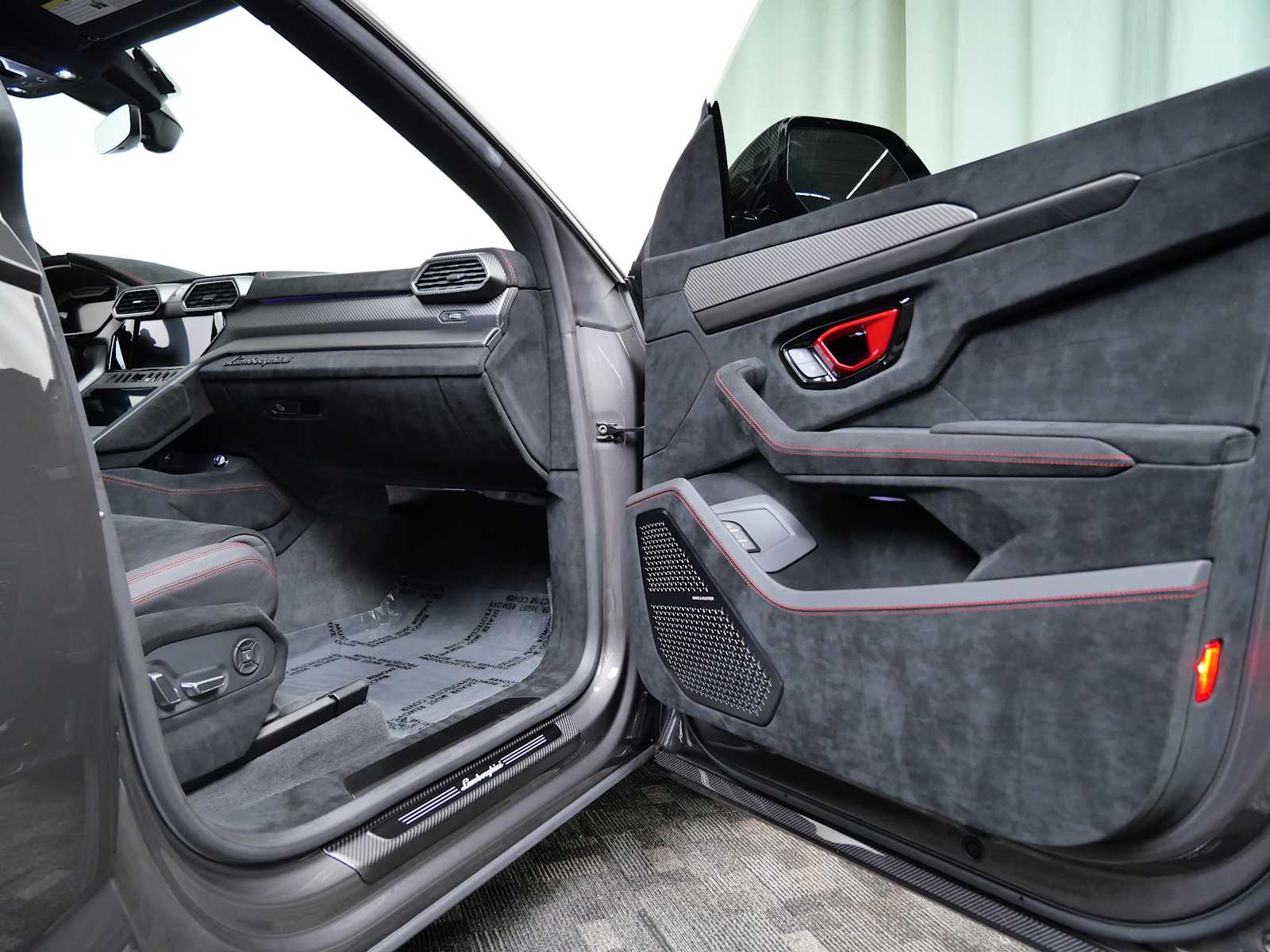 Thumbnail: 2023 Lamborghini Urus - 13