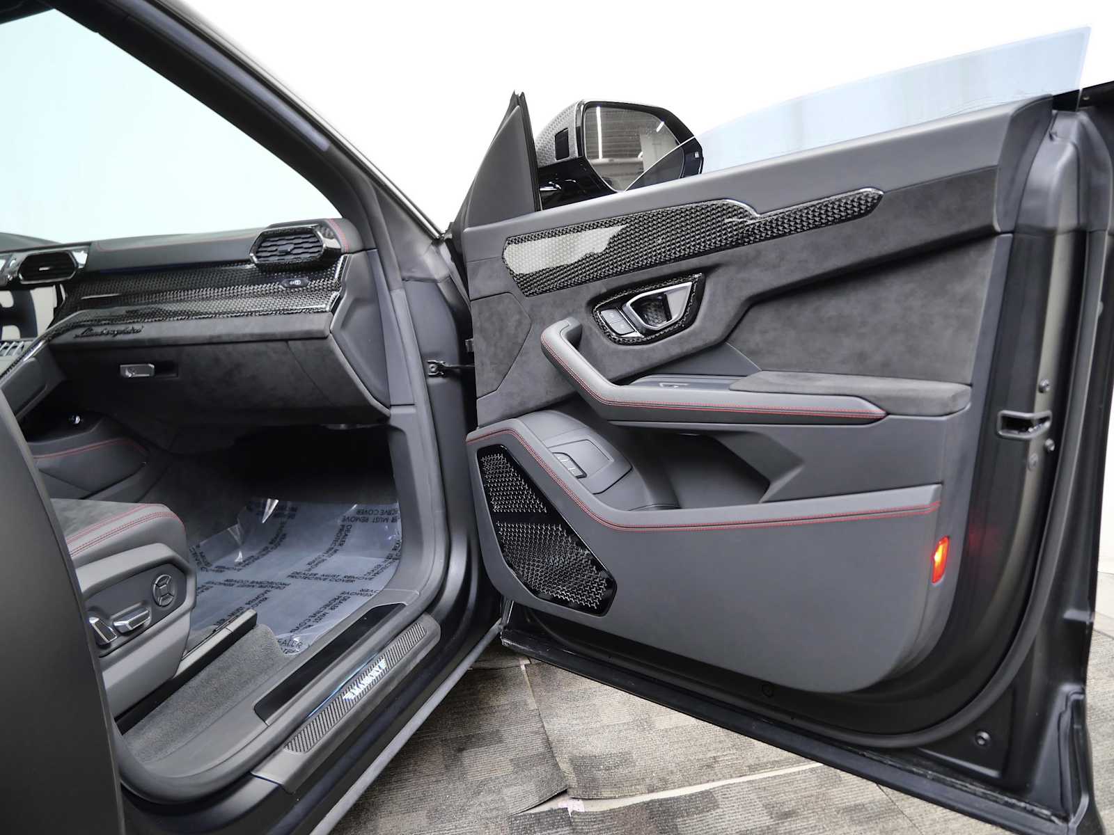 Thumbnail: 2020 Lamborghini Urus - 16